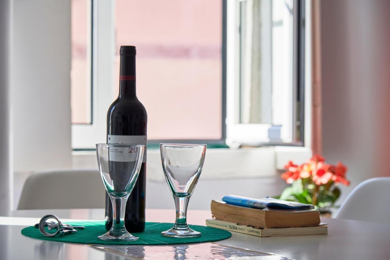 Aesthetic Riverview Apartment In Historical Lissabon Exterior foto